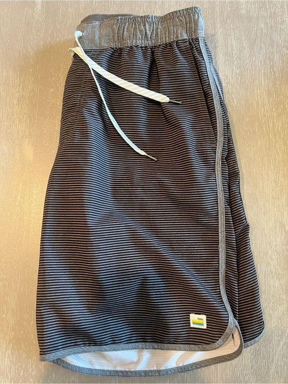 Vuori Black & Gray Striped Drawstring mens Shorts size Medium